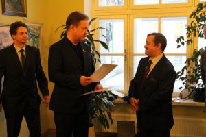 Председатель ТСПХ И.Игнатков награждает Медалью ТСПХ депутата МГД В.Скобинова 